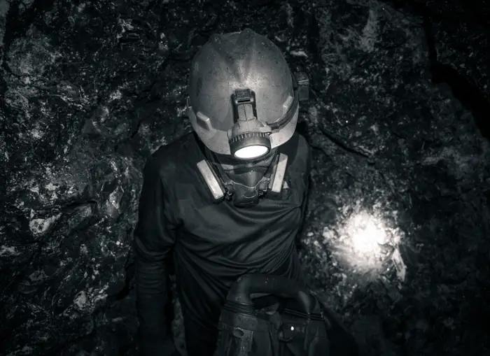 Minero al interior de un túnel de la mina de Muzo