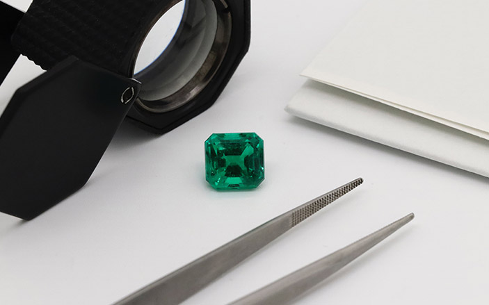 Colombian Emerald detail with the jewerly's professional